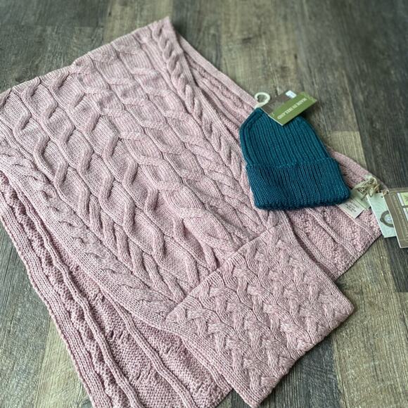 Aran Sweater Market Pull Through Cabled Shawl and a ribbed hat - Picture 6 of 9